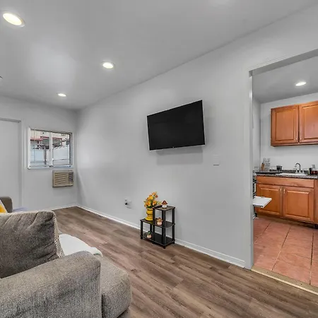 Small 1-Bedroom With Small Yard In West Hollywood